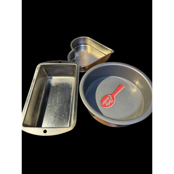 3-Piece Bakeware Set: Heart Round & Loaf Cake Pan. 2 tins 1 plastic . Baking - Picture 1 of 12